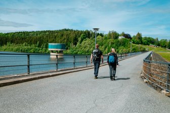 Talsperrenverwaltung warnt erneut: Lebensgefahr auf der Dammkrone in Lichtenberg - Weg über die Dammkrone der 2024 noch gefüllten Talsperre Lichtenberg.
