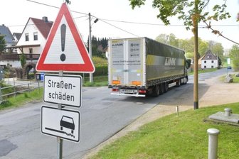 Talstraße in St. Michaelis: B-173-Umleitung nervt Anwohner - Die großteils kaputte Ortsdurchfahrt in St. Michaelis ist derzeit als Umleitungsstrecke in Richtung Chemnitz ausgeschildert.