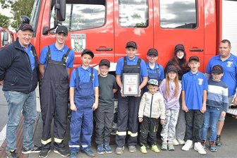Taltitzer Jugendfeuerwehr feiert 40. Geburtstag - Am Samstag wurde in Taltitz ein Jubiläum gefeiert: 40 Jahre Jugendfeuerwehr. Im Foto: Mitglieder der Jugendwehr mit dem stellvertretenden Jugendwart Maik Adler (rechts) und dem Betreuer René Hauptmann (links).