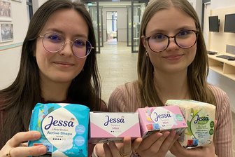 Tampon vergessen? Erste Periode? Für 289 Reichenbacher Schülerinnen ist das kein Problem mehr - Zwei Reichenbacher Schülerinnen stehen stellvertretend für alle 289 Schülerinnen des Goethe-Gymnasiums. Heidi Röder (links) und Lina Szameitat mit Produkten, die es in Schottland in allen öffentlichen Einrichtungen gibt - gratis.