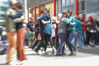 Tango für Ahnungslose: Zehn überraschende Fakten über den Tanz aus Argentinien - Argentinischen Tango tanzend vom Steinernen Wald bis zum Theaterplatz: Das gab es am Donnerstagmittag bei einer getanzten Stadtführung in Chemnitz.
