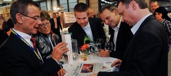 Tango mit Mahnung - 
              <p class="artikelinhalt">Die Krise in der Kultur war Gesprächsthema im Druckhaus, auch bei Freie-Presse-Geschäftsführer Johannes Schulze (l.), seiner Frau Ulrike, Theater-Intendant Bernhard Helmich (r.), Schauspiel-Chef Enrico Lübbe (2. v. r.) und Dramaturg Torsten Buß (Mitte).</p>
            