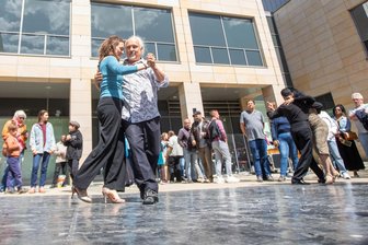 Tango, Theater und jede Menge Musik: Plauener Kultursommer holt Leben in die Innenstadt - Tanze Tango mit mir: Am Nonnenturm ging es beschwingt zu.