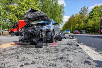 Tank von Müllauto wird bei Unfall auf der B 95 aufgerissen - Zu einem Auffahrunfall mit Folgen kam es am Freitagvormittag auf der B 95 in Annaberg-Buchholz.