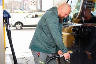 Tanken fährt nur noch, wer nicht anders kann - Christian Weiß aus Werdau betankt sein Fahrzeug, mit dem er täglich auf Arbeit fährt und mit der Familie unterwegs ist. 