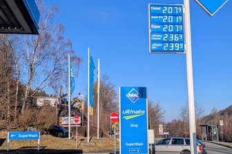 Tanken im Erzgebirge tut weh – Lohnt sich der Weg nach Tschechien? - An der Aral-Tankstelle in Grünstädtel lagen die Kraftstoffpreise am Mittwoch schon durchweg über 2 Euro pro Liter.