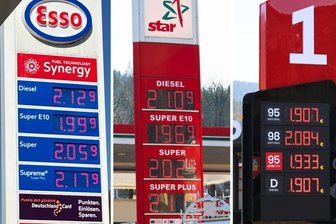 Tanken in Tschechien statt im Erzgebirge: „Das ist zum Heulen“ - Die Preise an Tanksäulen in Annaberg (von links), Johanngeorgenstadt und Potůčky am Samstag.