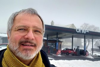 Tanken in Tschechien und Deutschland: Wie groß sind die Unterschiede nach Erhöhung der CO2-Abgabe? - Tank-Besuch im neuen Jahr: „Freie Presse“-Reporter Wieland Josch an der Tankstelle in Mnisek.