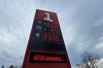 Tanken in Tschechien: Wird jetzt der Sprit wirklich knapp hinter der Grenze im Erzgebirge? - Tankstelle in Kliny im böhmischen Erzgebirge: Auch dort ist der Sprit schon zweimal knapp geworden, sagen Mitarbeiter. Das Unternehmen hat eine Anfrage bislang nicht beantwortet.