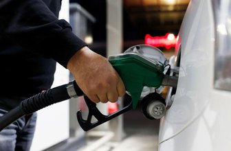 Tanken: Warum der Trip nach Tschechien sich nur für wenige lohnt - Ein Mann füllt an einer Berliner Tankstelle sein Fahrzeug mit Benzin.