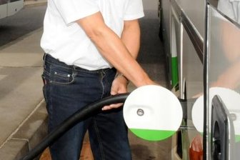 Tanken wird immer teurer - Spediteure resignieren - 400 Liter Diesel fasst der Tank des Busses, den Silvio Hermann von der Regionalverkehr Erzgebirge GmbH füllt. Die jüngste Preissteigerung im Nahverkehr deckt die gestiegenen Spritkosten der RVE nicht.