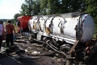 Tanklaster mit ätzender Fracht kippt um - Autobahn 4 stundenlang gesperrt - 