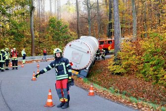 Tanklaster rutscht in Graben und blockiert Straße von Erdmannsdorf nach Augustusburg - Die Verbindungsstraße zwischen Erdmannsdorf und Augustusburg musste für die Bergung des Tanklastzuges bis zum Abend gesperrt bleiben. Spezialkräfte der Feuerwehren waren am Unfallort im Einsatz.