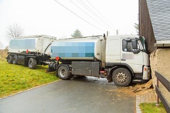 Der Tanklastzug machte sich selbstständig, rollte ein Böschung hinab und krachte gegen die Scheune.