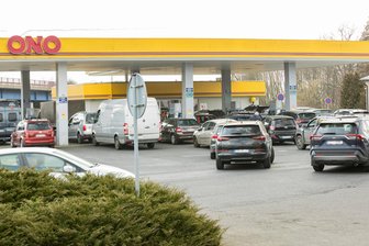 Tankrabatt in Deutschland erst ab Mai – so entwickeln sich die Spritpreise in Tschechien - Ansturm auf eine Tankstelle in Ostrov (Schlackenwerth) am Rand des Erzgebirges: Tanken in Tschechien bleibt für deutsche Autofahrer attraktiv.