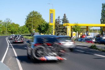 Tankrabatt kappt Preise - ADAC: Noch keine volle Weitergabe - Preisunterschiede je nach Tankstelle sind laut Kartellamt momentan sehr stark (Archivbild)