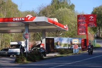 Tankrabatt kommt auch im Erzgebirge an – Autofahrer bleiben dennoch skeptisch - An der Orlen-Tankstelle in Aue lagen die Preise für Super E 5 und Diesel am Freitagabend nahe der Zwei-Euro-Marke.