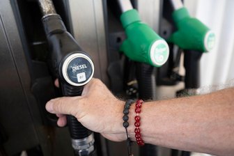 Tankrabatt kommt noch nicht voll bei Autofahrern an - Um knapp 17 Cent sank die Steuer auf Benzin und Diesel - komplett ist dies bisher nicht an den Zapfsäulen angekommen. (Archivbild)