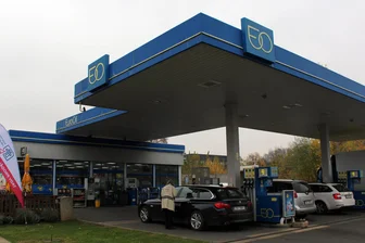 Tankrabatte in Sachsen und Tschechien: Lohnt sich noch die Fahrt über die Grenze? - Ein Euro-Oil-Tankstelle des tschechischen Staatsunternehmens Čepro in Prag. In Tschechien hat die Regierung direkten Zugriff auf Marktdaten der Mineralölbranche.