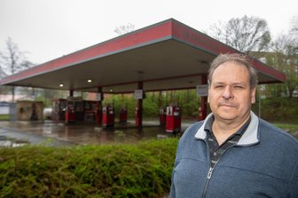 Tankstelle in Plauen steht vor dem Abriss: Mitarbeiter verlieren ihren Job - Jörg Wolf arbeitet seit 34 Jahren in der Tankstelle. Die Eigentümer wechselten in dieser Zeit öfters.