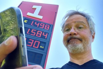 Tankstellen in Sachsen und Tschechien: Wie teuer ist Benzin kurz vor den Ferien? - Beim Tanken lohnt ein Blick auf entsprechende Apps - aber nicht immer und überall.