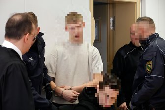 Tankstellen-Überfall, Raub, Auto-Diebstahl: Sind die mutmaßlichen Affendiebe aus Chemnitz eine kriminelle Bande? - Zwei der drei Angeklagten zum Auftakt des Prozesses am Landgericht Chemnitz. Sie sollen unter anderem das Affenweibchen Ruma aus dem Zoo Leipzig gestohlen haben und müssen sich wegen schweren Bandendiebstahls verantworten.