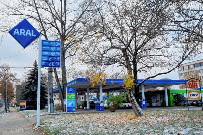 Tankstellen-Zündler in Chemnitz: Frau erkennt 24-jährigen Tatverdächtigen - An dieser Tankstelle hatte vor einigen Wochen ein Mann versucht, Feuer zu legen. 