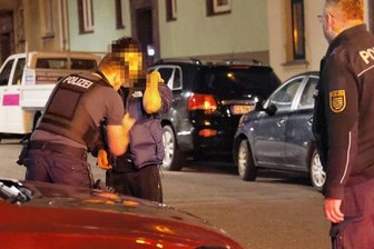 Tankstellenüberfall und Handyraub: Polizei sucht Zeugen - Nach einem Übergriff auf einen 29-Jährigen, der auf dem Sonnenberg von Unbekannten geschlagen und dem sein Handy geraubt worden sein soll,sicherte die Polizei Spuren, auch am Opfer.