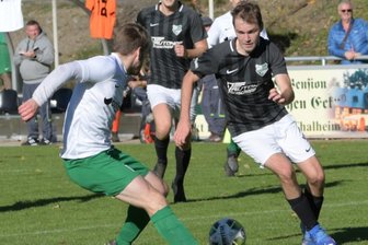 Tanne-Express nimmt Fahrt auf - Der aus Gornsdorf nach Thalheim gewechselte Lukas Hirsch (r.) lieferte mit seiner Elf überzeugende 45 Minuten ab. Danach wurde der SVT von Manuel Klötzer und dem FSV Klaffenbach nochmal auf die Probe gestellt. 