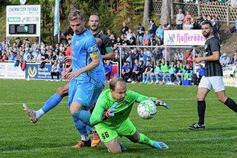 Tanne schlägt sich gegen Favoriten wacker - Tanne-Keeper Stefan Berger (Mitte) konnte sich gegen den Chemnitzer FC, in diesem Fall Kapitän Robert Zickert, mehrmals auszeichnen.