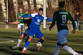 Tanne Thalheim: Zum Aufstieg in die Landesliga fehlt nur noch ein Sieg - Im Hinspiel fertigten die Thalheimer (in Grün) den SV Barkas auf dessen Platz mit 6:1 ab.