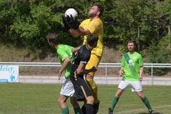 Tanne und Stollberg gehen leer aus - Dreimal musste Tanne-Keeper Simon Karsunke bei der Heimniederlage gegen Auerhammer hinter sich greifen. Die Thalheimer warten weiter auf den ersten Heimsieg im Jahr 2022.
