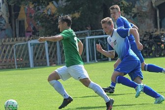 Tannen fegen über VfB hinweg - Jim Fischer, Wirbelwind im offensiven Mittelfeld, leitete die ersten beiden Thalheimer Treffer ein. Die Annaberger Nino Groschopp und Moritz Lang (r.) rennen nur hinterher.