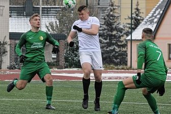 Tannen feiern gelungenen Hinrundenabschluss - Mit dem dritten Sieg in Folge haben sich die Thalheimer Fußballer um Niels Hanse (M.) in die Winterpause verabschiedet.