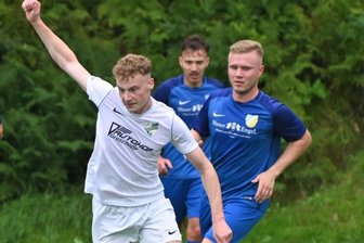 Tannen gelingt Revanche - In der vergangenen Saison traf Tommy Barthold (l.) noch für Gelenau in der Erzgebirgsliga. Gegen Auerhammer erzielte er nun sein erstes Tor für Thalheim in der Landesklasse.