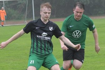 Tannen holen ersten Titel - Joey Schubert (links) setzt sich im Zweikampf gegen Burkhardtsdorfs Maximilian Klinksiek durch. Der Thalheimer erzielte den goldenen Treffer für seine Mannschaft. 