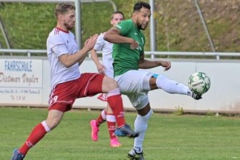 Tannen nehmen Favoritenrolle an - Elfmal hat Patrick Ströhle (r.) für Thalheim in dieser Saison schon getroffen - im Hinspiel gegen Flöha ging er aber leer aus. 