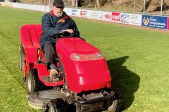 Tannen setzen künftig auf Mähroboter - Seit sechs Jahren ist Uwe Schlegel der Kopf der Stadionbrigade, die sich in Thalheim um die Pflege des Waldstadions kümmert. Geht es nach dem Verein, dient der 15 Jahre alte Rasentraktor bald nur noch als Reserve.