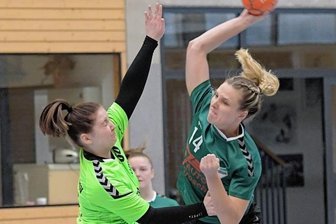 Tannen siegen auf ungewohntem Terrain - Mit Haken und Ösen: Michelle Kreher (l.) vom Zwönitzer HSV und die Thalheimerin Susanne Müller schenken sich nichts.