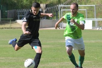 Tannen sinnen auf Revanche - Auerhammers Mohammed Khemiri (l.) ließ die Thalheimer zuletzt schlecht aussehen. Im vergangenen Jahr traf er in Hin- und Rückspiel dreimal - und besiegelte damit beide Niederlagen der Tannen.