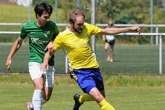 Tannen strapazieren in Mülsen ihr Glück - Norman Göpfert (r.) und seine Teamkollegen von Blau-Gelb Mülsen haben Nico Groschopp und die Thalheimer Tannen vor einige Probleme gestellt. Am Ende siegten dennoch die Erzgebirger mit 2:0. 