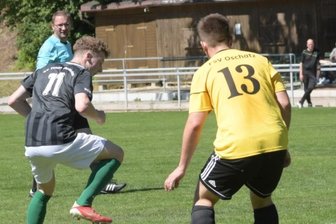Tannen wollen gute Frühform bestätigen - Tommy Barthold (l.), der im Vorjahr für Gelenau 14 Treffer erzielte und damit zweitbester Torschütze der Erzgebirgsliga war, spielt nun für Thalheim und fügte sich gegen Oschatz mit einem Tor gleich gut ein.