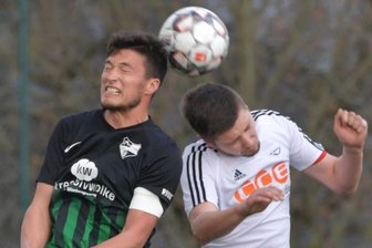 Tannen wollen Lok ausbremsen - Auf Manuel Grasse - hier in einer früheren Partie im Duell mit dem Zwickauer Felix Matthaeus - müssen die Thalheimer verzichten. Der Goalgetter pausiert aus beruflichen Gründen länger. Ihn adäquat zu ersetzen, darauf wird es in dieser Saison ankommen. 