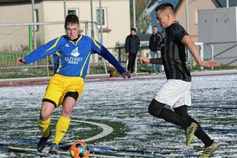 Tannen ziehen Aufsteiger Zahn - Mülsens Luca Hanke (links) geht in dieser Szene mit dem Ball an Eric Schindler vom SV Tanne vorbei. Am Ende hatten dennoch die Tahlheimer Gastgeber das bessere Ende für sich und siegten souverän mit 3:1.