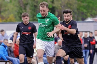 Tannen zufrieden mit Auswärtspunkt - Lukas Hirsch nimmt Fahrt auf und sprintet zwei seiner Meeraner Gegenspielen davon. Beide Teams teilten sich am Ende die Punkte.