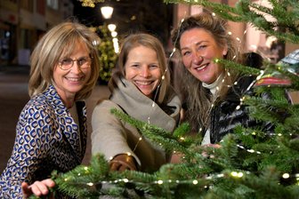 Tannenbäume auf der Burgstraße Freiberg: Lichterketten schon viermal durchschnitten - Tannenbäume stellten Silke Lippmann, Franziska Flack, Andrea Gerlach und zwei weitere Händler in Freiberg auf.