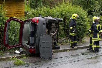 Tannenberg: Opel-Fahrer eingeklemmt - Ein schwerer Verkehrsunfall hat sich am Montagmorgen in Tannenberg auf der Annaberger Straße ereignet.