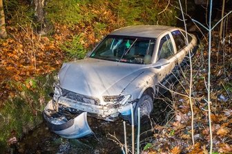 Tannenberg: Opel stürzt in Geyerbach - 