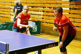 Tannenberger Tischtennis-Damen starten mit Derby-Sieg in die Saison - Maria Reißmann (links) und Ines Schmidt von der SG Tannenberg/Crottendorf.