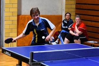 Tannenberger Tischtennis-Frauen verpassen positiven Saisonabschluss - Spitzenspielerin Kathrin Broberg gewann gegen Hohenstein ihre zwei Einzel und das Doppel. Dennoch verlor ihr Team am Ende.